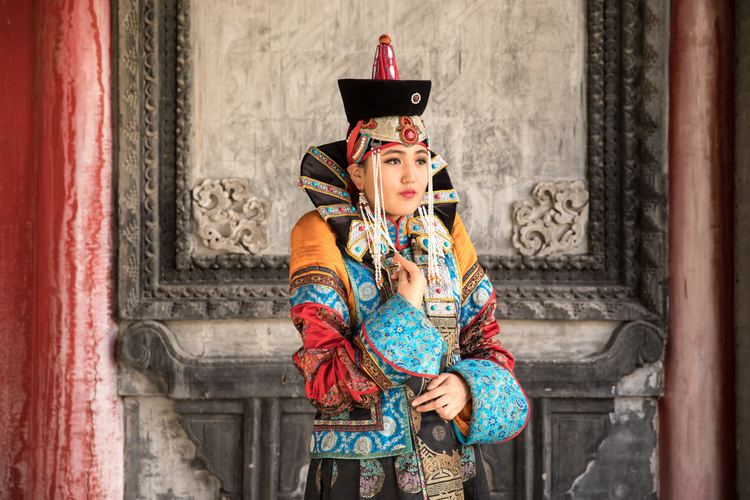 穿着蒙古族传统服装的年轻女子。Young woman in a traditional Mongolian outfit..jpeg