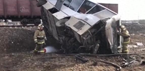 4·1俄罗斯一火车与汽车相撞事故