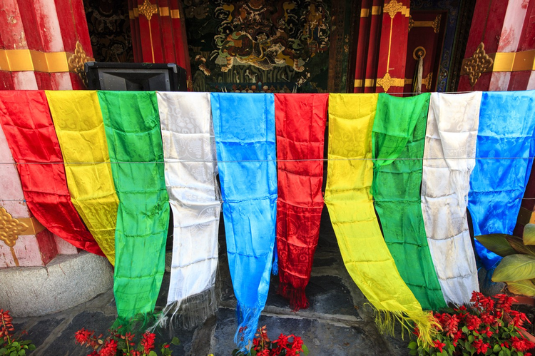 北京中华民族博物院（中华民族园）北园：藏族景区哈达（表示敬意和祝贺用的长条丝巾或纱巾）