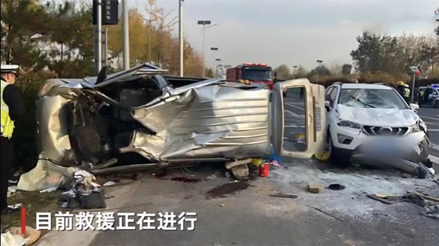 10·23山西太原三车相撞交通事故