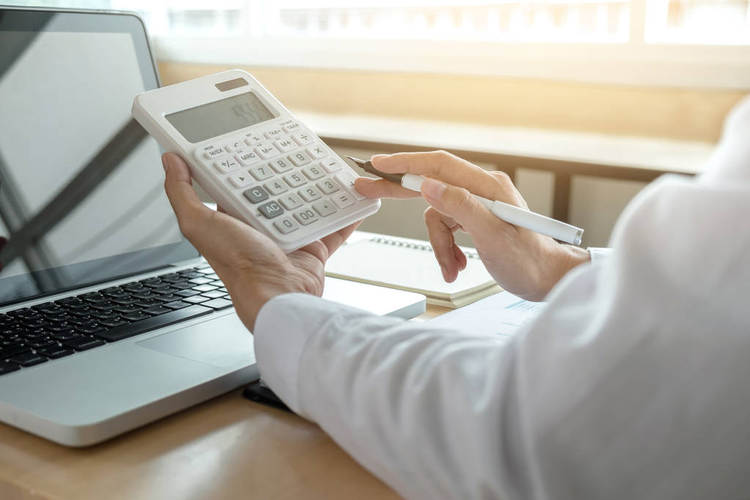 女会计计算和财务图表分析Female accountant calculations and analyzing financial graph dat