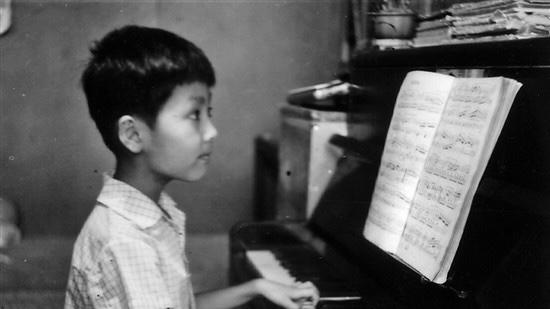 刚开始学琴的林海.jpeg