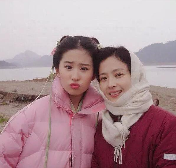 刘亦菲与母亲合照.jpeg