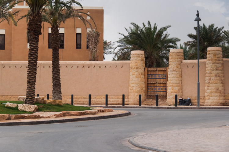 沙特阿拉伯利雅得的大入口护栏和设防Big entrance palissade and fortification in Riyadh, Saudi Arabia