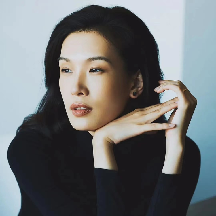 闪耀的她