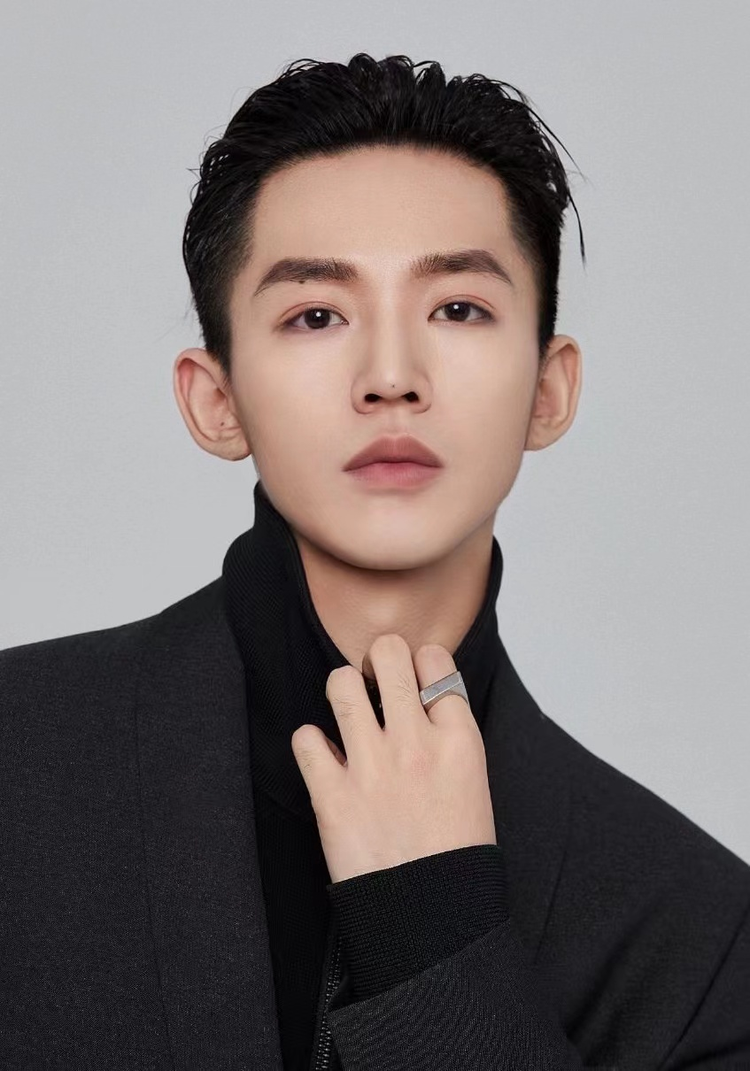 潇洒佳人淡淡妆