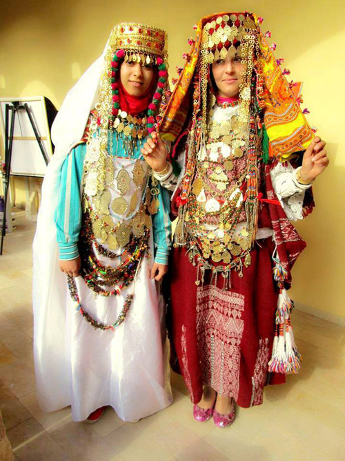 Tunisian-women-with-a-lot-of-jewelry.jpeg