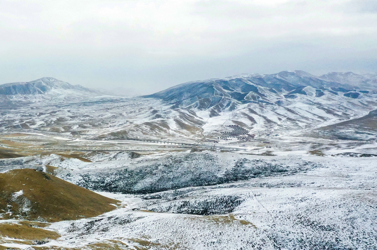 中新社：航拍青海祁连山脉同宝山壮美雪景