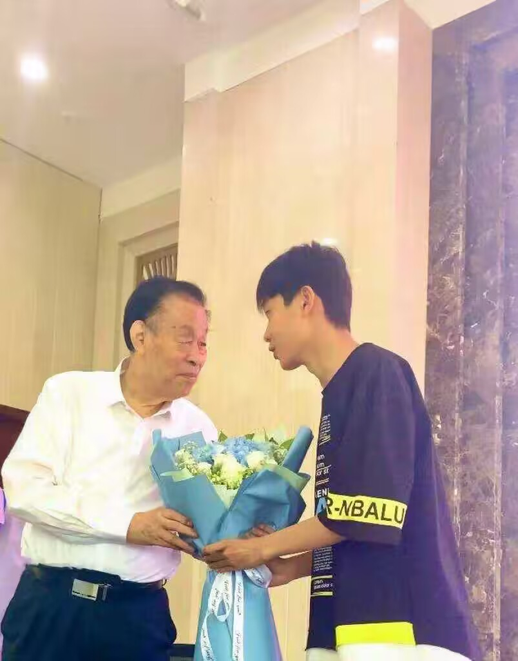 高明向向中国工程院院士、国医大师石学敏献花