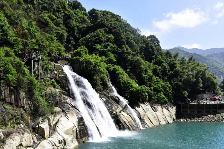 湖南郴州资兴东江湖风景旅游景区内龙景峡谷的瀑布。.jpeg