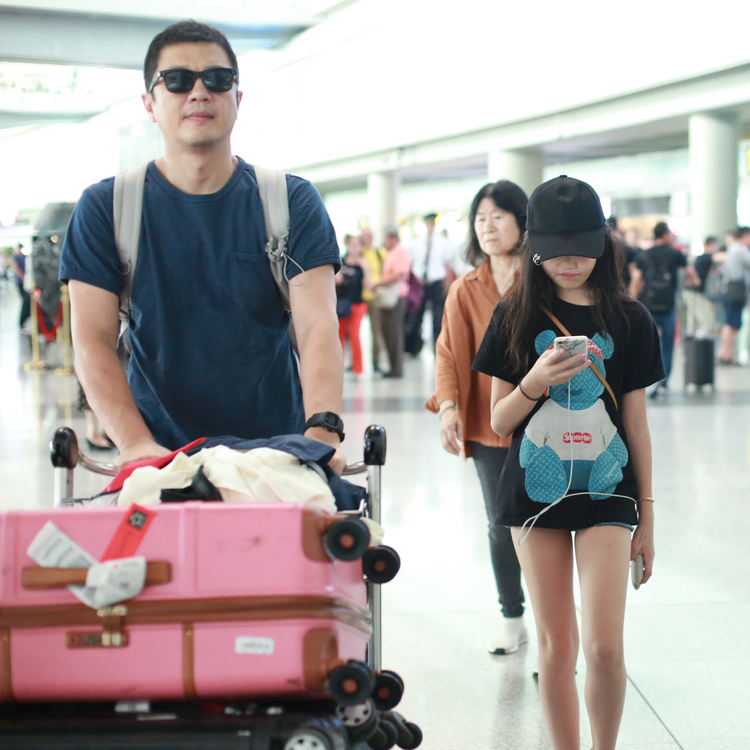 李嫣带老爸现身这长腿绝了 傲娇脸抱胸气质随王菲.jpg