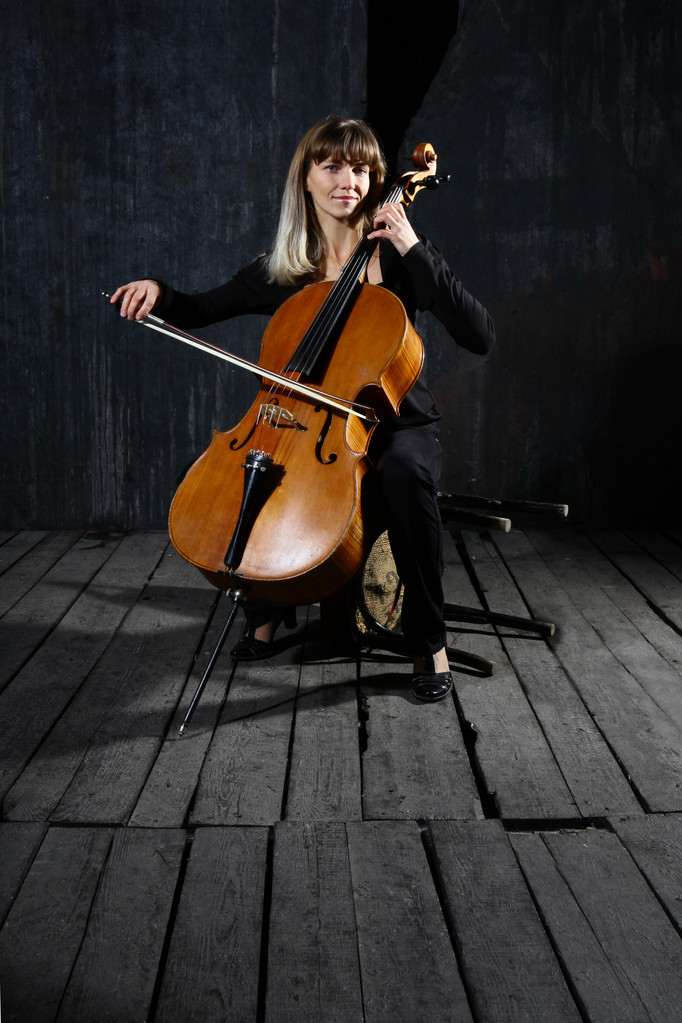 美丽的大提琴音乐家Beautiful cello musician.jpeg