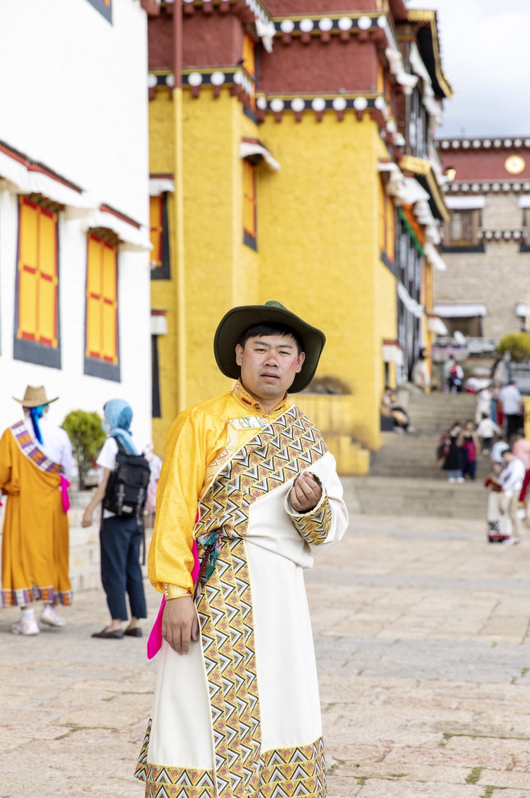 穿着藏服的亚洲男人在香格里拉松赞林寺