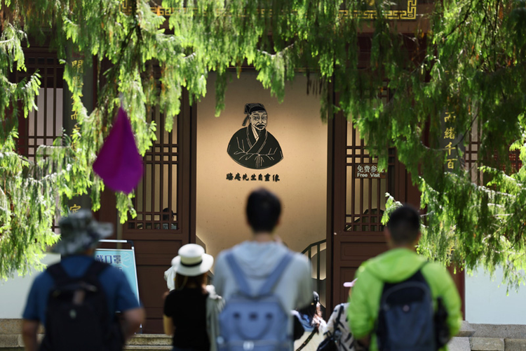 游客参观武夷山朱熹园武夷精舍.png