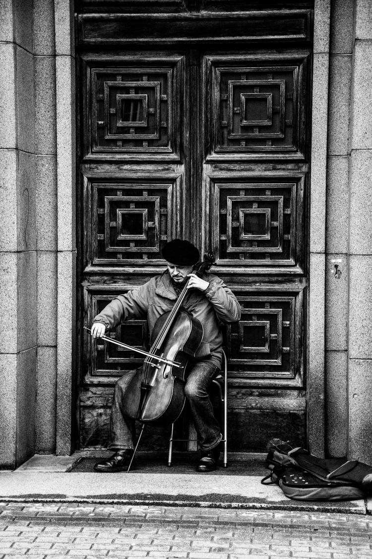 Man-playing-the-cello.jpg
