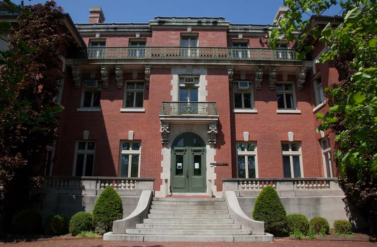 布朗大学