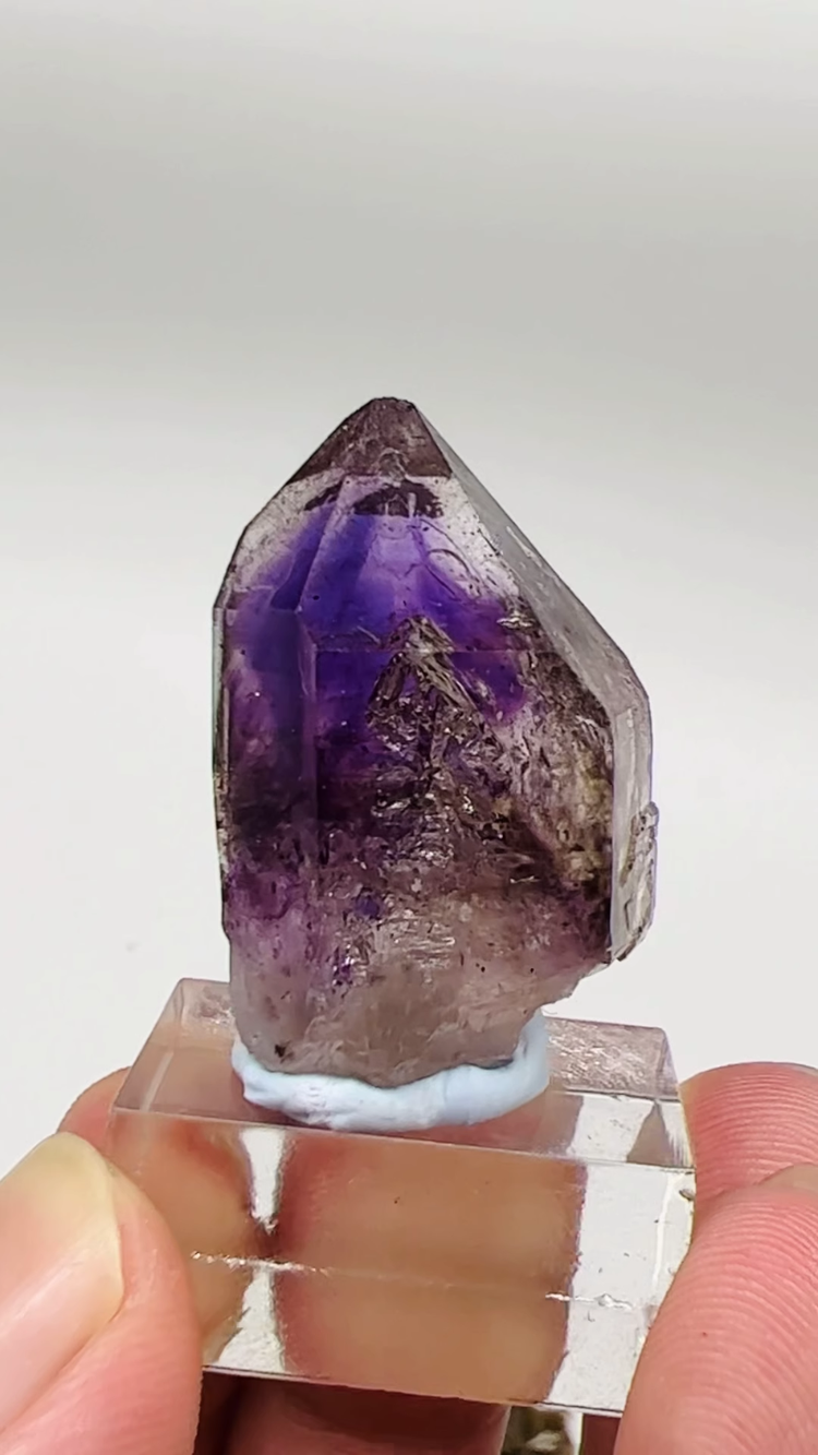 含包裹体的紫水晶.png