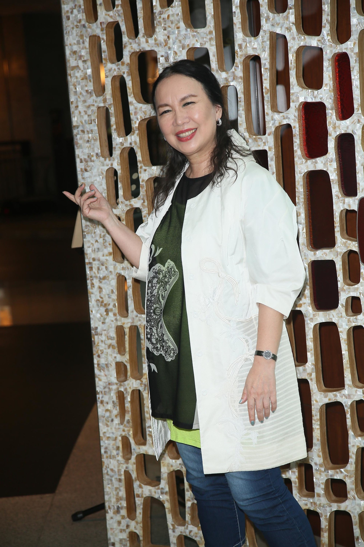 歌坛大姐大苏芮绿色印花衫出席媒体见面会 传达对恩师彭国华的感激与思念