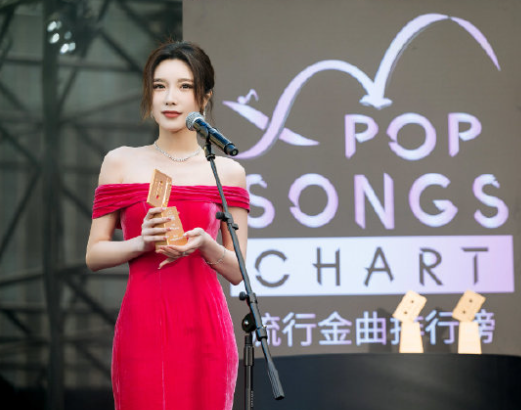 戴燕妮获得年度最具突破女歌手.png