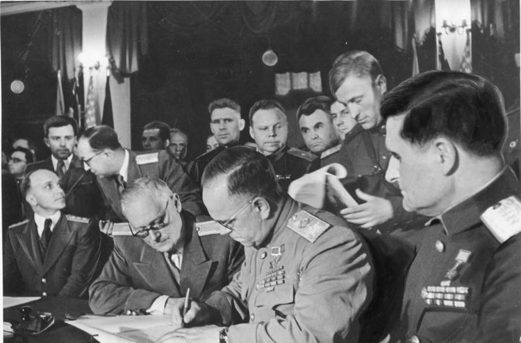 Bundesarchiv_Bild_183-R83900,_Kapitulation_der_deutschen_Wehrmacht.jpeg