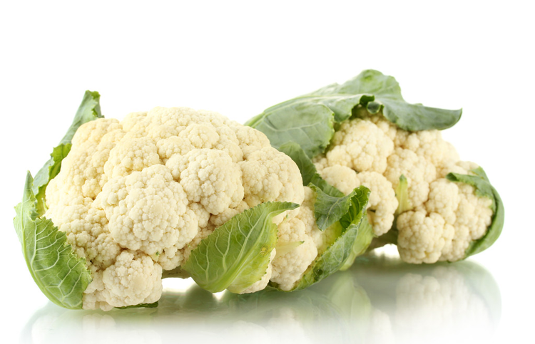 新鲜的花椰菜隔离在白色Fresh cauliflowers isolated on white