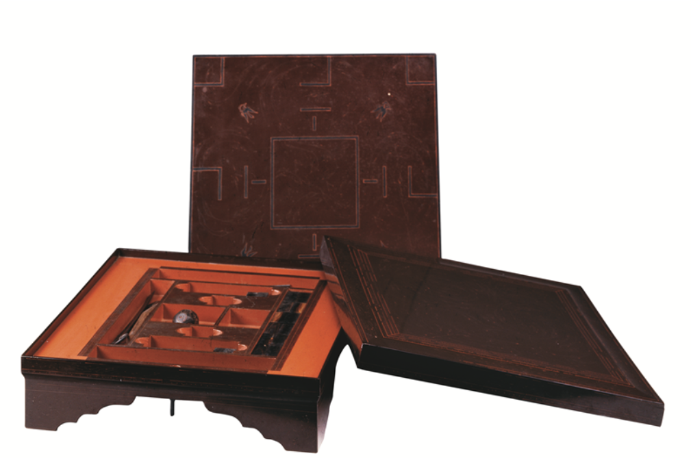西汉黑漆朱绘六博具