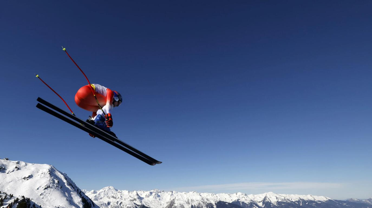 高山滑雪一项于高山上进行的冬季运动项目