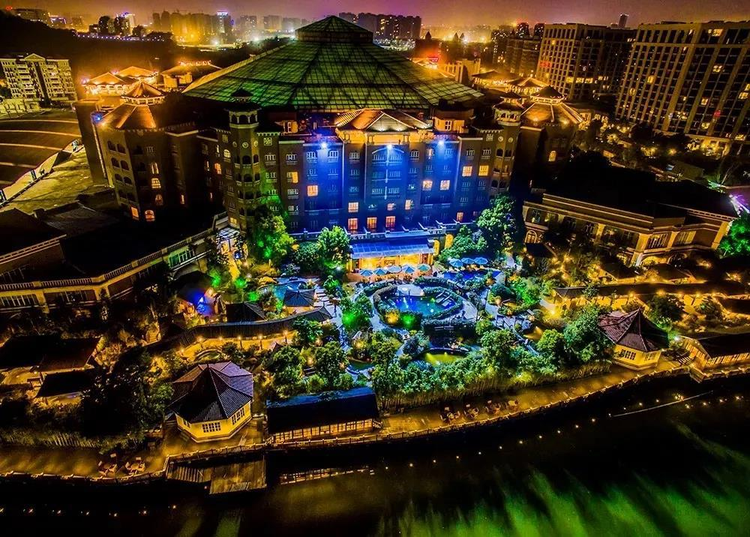 杭州乐园的第一世界大酒店夜景.jpeg