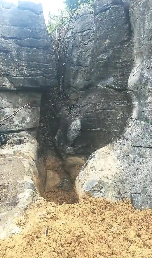 贵州女子遇害被埋尸石缝案