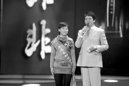 感动沈阳十大人物颁奖现场中的宋非非（左）