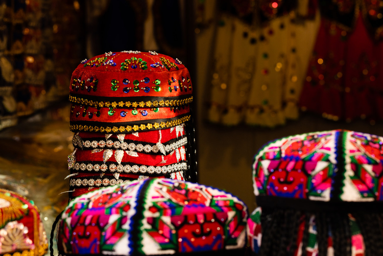 中国新疆乌鲁木齐国际大巴扎上待出售的维族小花帽