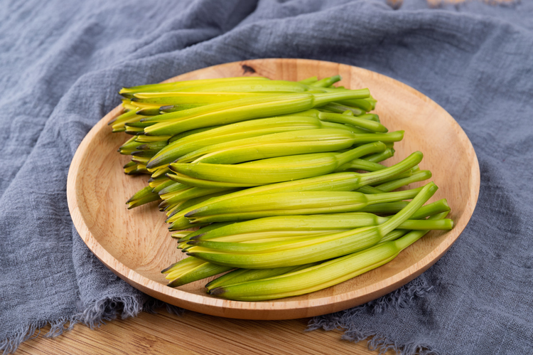 盘子里的新鲜黄花菜