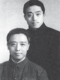 李少春与李宝春合影.png