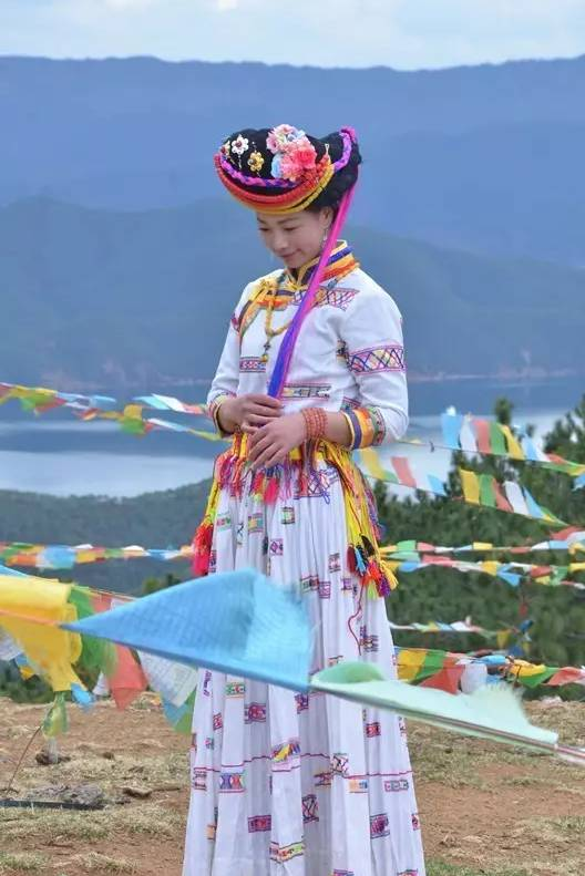 摩梭族服装.png