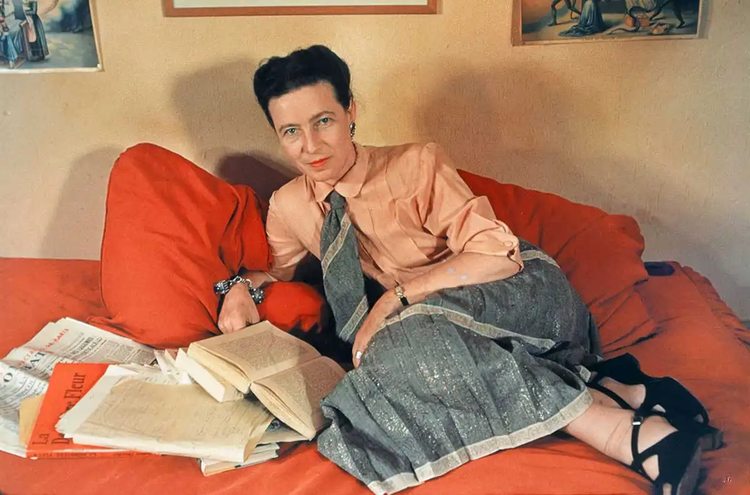 simone-de-beauvoir-with-books.png