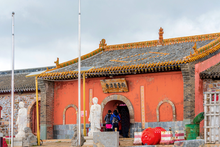 中国山西忻州五台山南台普济寺.jpeg