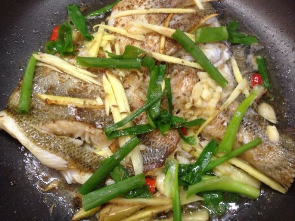 煎鲈鱼