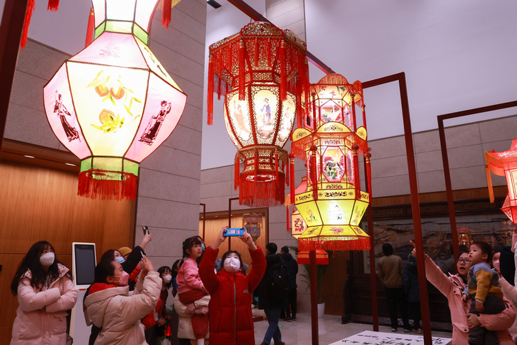 北京非遗灯彩璀璨 市民徜徉在灯景中美轮美奂
