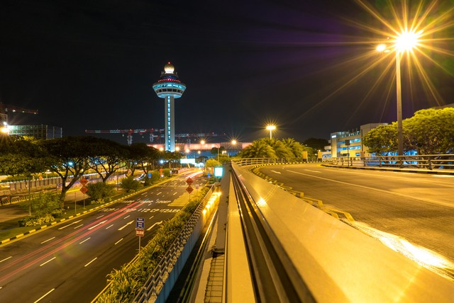 新加坡樟宜机场夜间设有空中交通管制塔Singapore Changi Airport at night with air traffic control tower