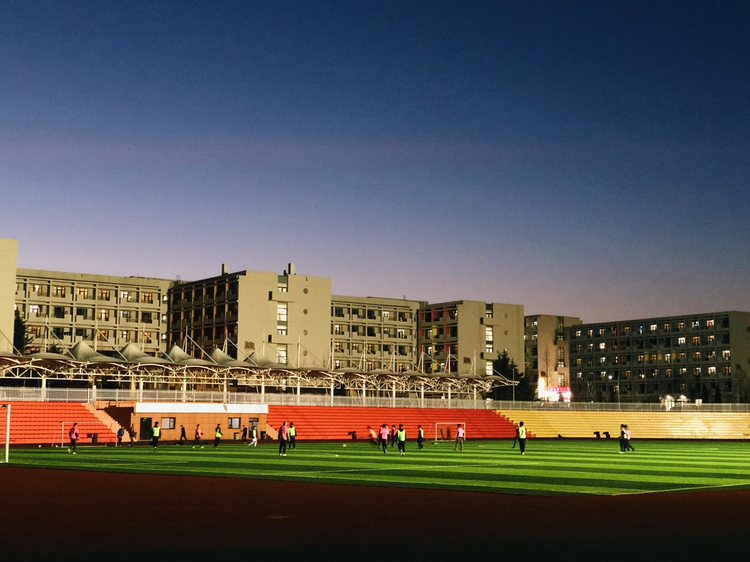 色彩斑斓的操场-大连外国语大学 我的母校