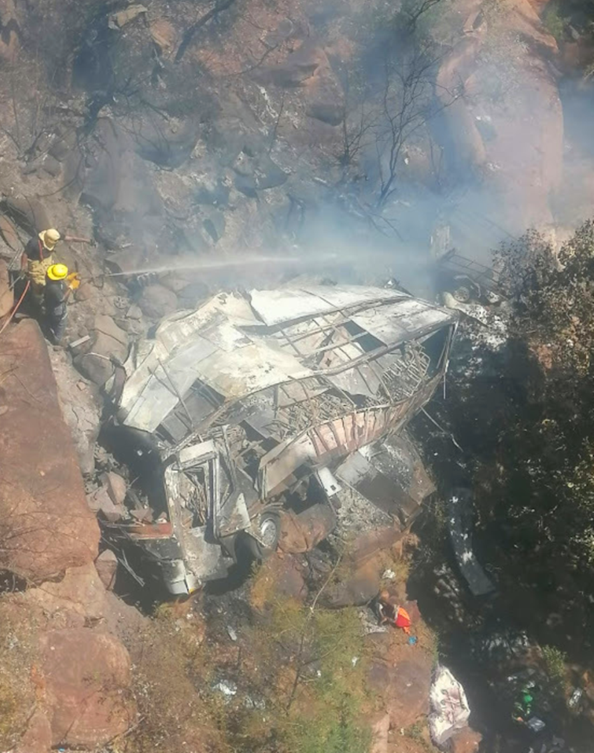 3.28南非大巴车坠桥事故