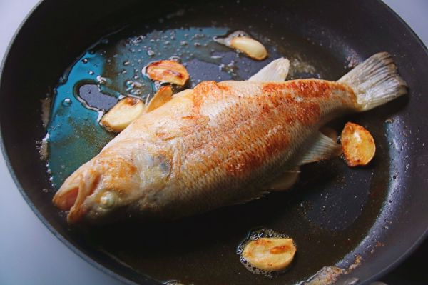 煎鲈鱼