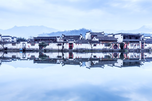 晨曦中水天一色徽派建筑风光，安徽省黟县宏村。