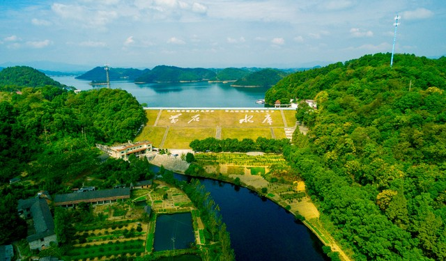 晴朗的天气 航拍常德黄石水库