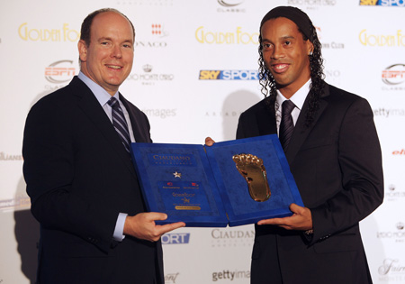 AC米兰罗纳尔迪尼奥获得2009年金足奖.jpeg