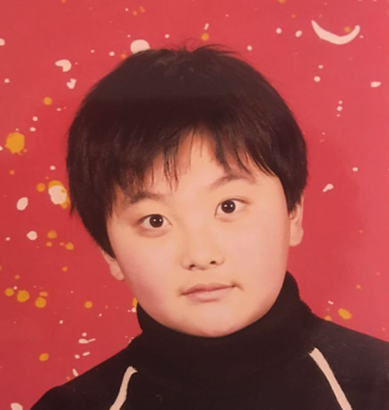 牛骏峰儿时照片.png