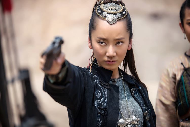 《飞哥大英雄》中饰演“女匪头”.png