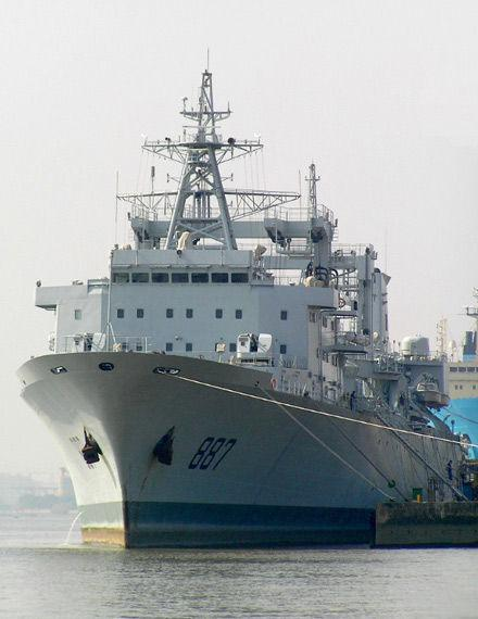 微山湖号综合补给舰