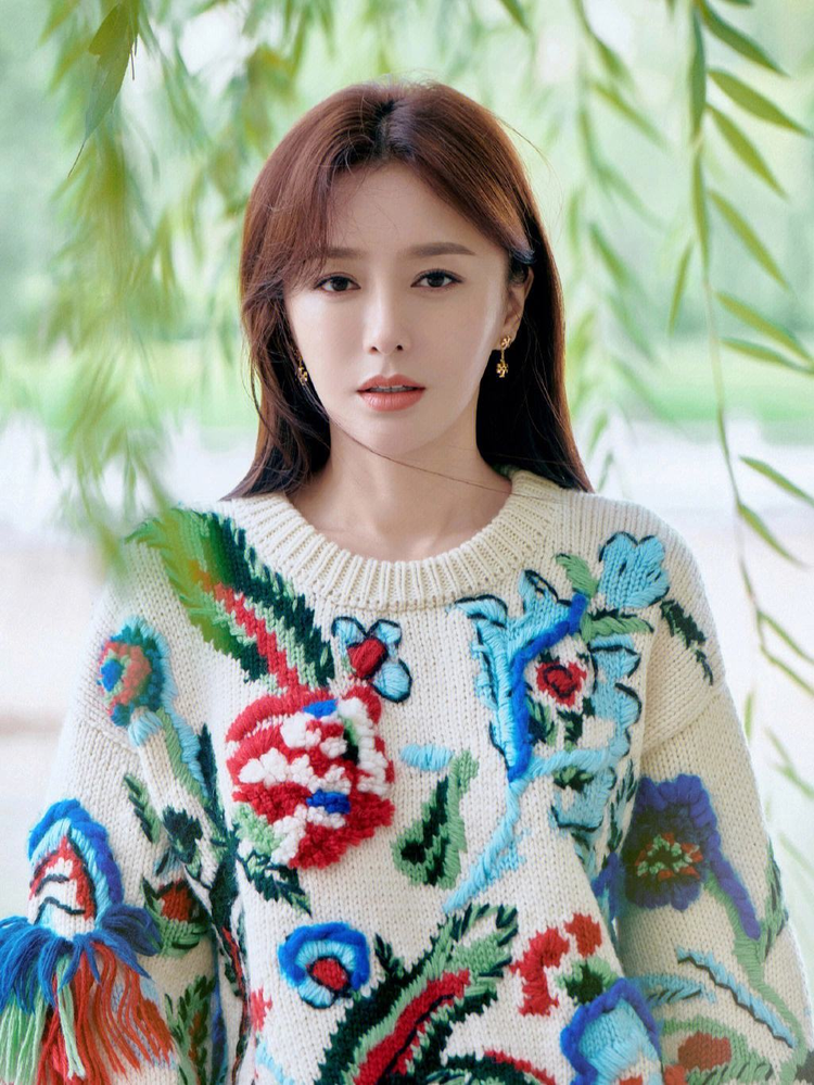 闪耀的她