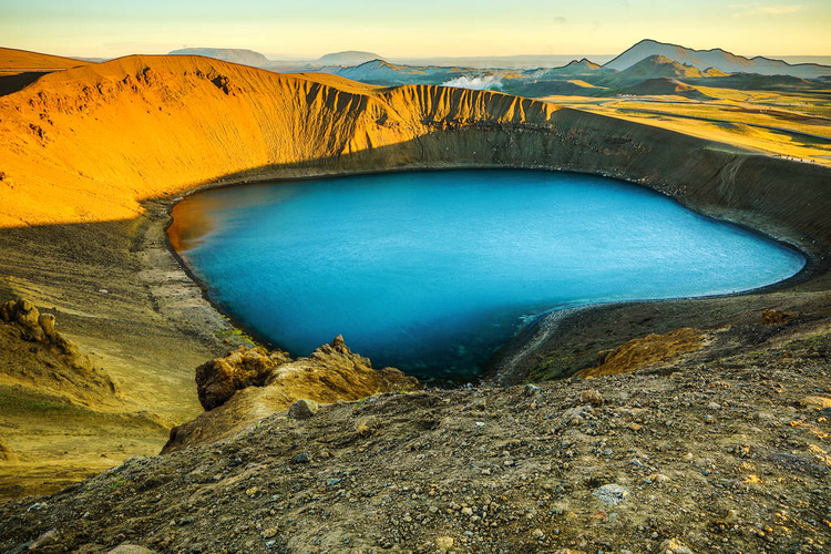 冰岛火山湖。日落时的风景。Volcanic lakes of Iceland. Scenic landscape at sunset.